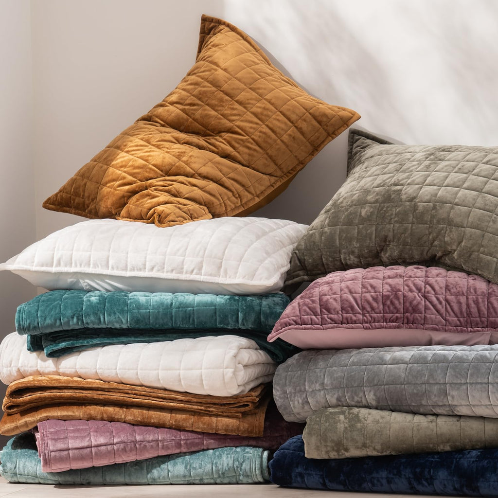 Premium Velvet Quilt Set for Full/Queen Size Beds, Lightweight Comforter with Oversized Bedspread and 2 Coordinating Pillow Shams, All-Season Bedding in Gray