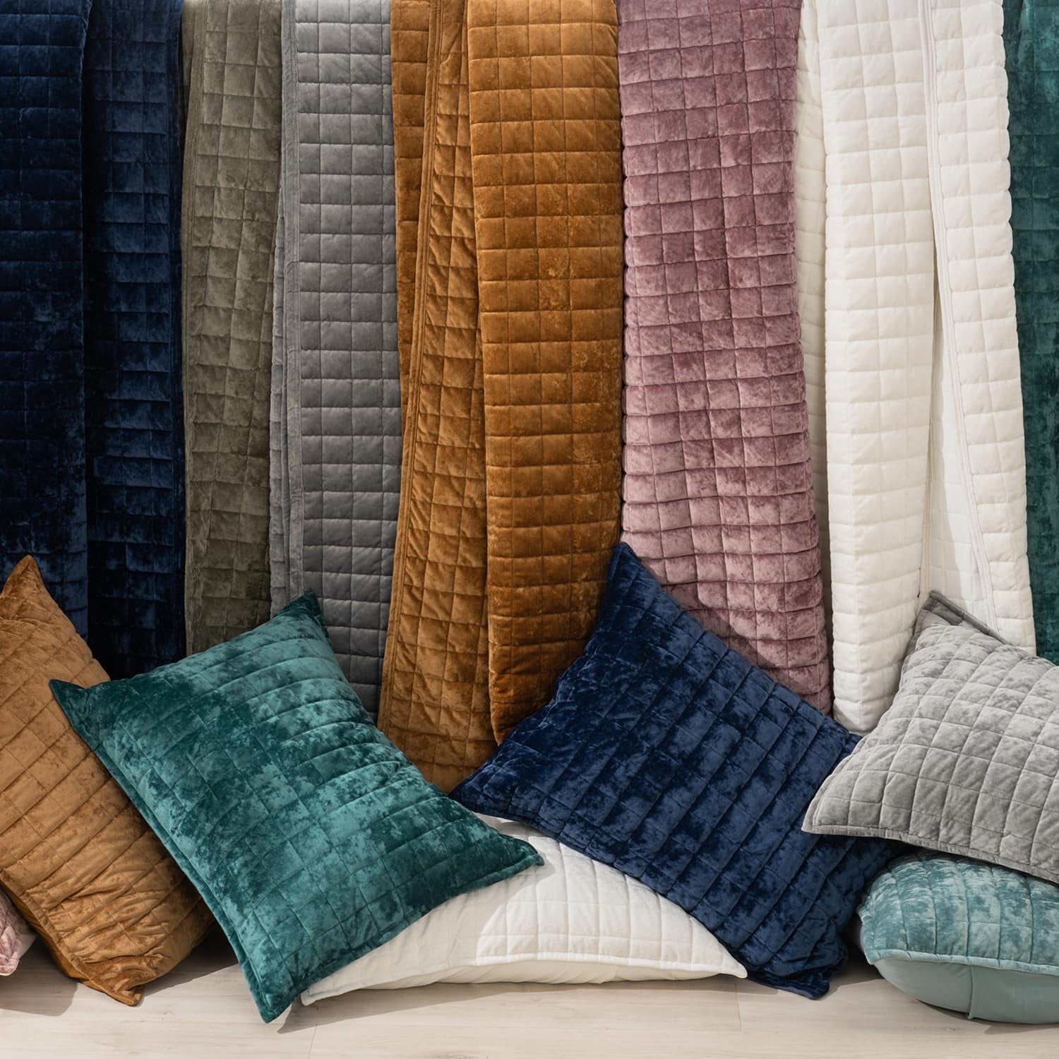 Premium Velvet Quilt Set for Full/Queen Size Beds, Lightweight Comforter with Oversized Bedspread and 2 Coordinating Pillow Shams, All-Season Bedding in Gray