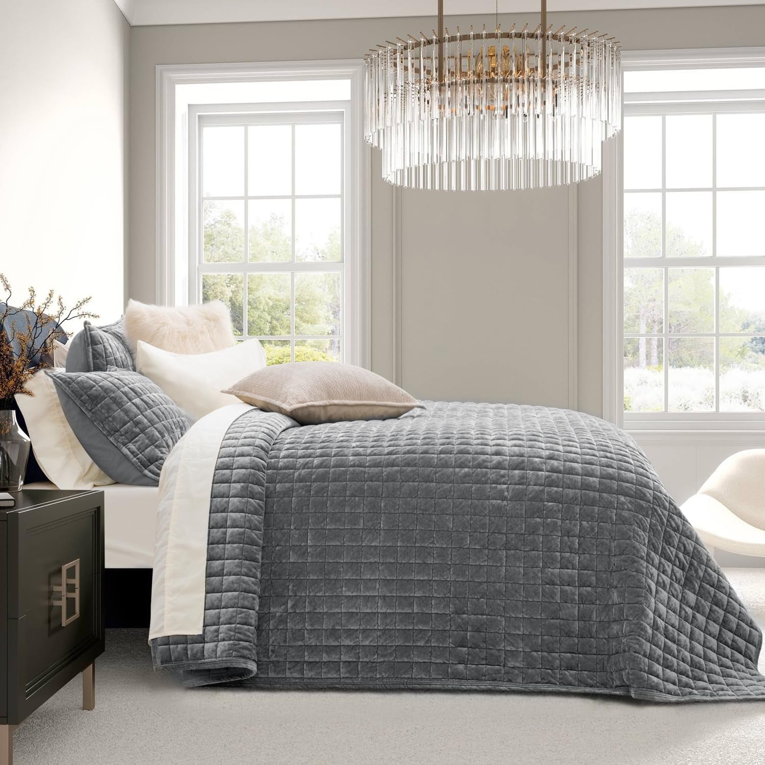 Premium Velvet Quilt Set for Full/Queen Size Beds, Lightweight Comforter with Oversized Bedspread and 2 Coordinating Pillow Shams, All-Season Bedding in Gray